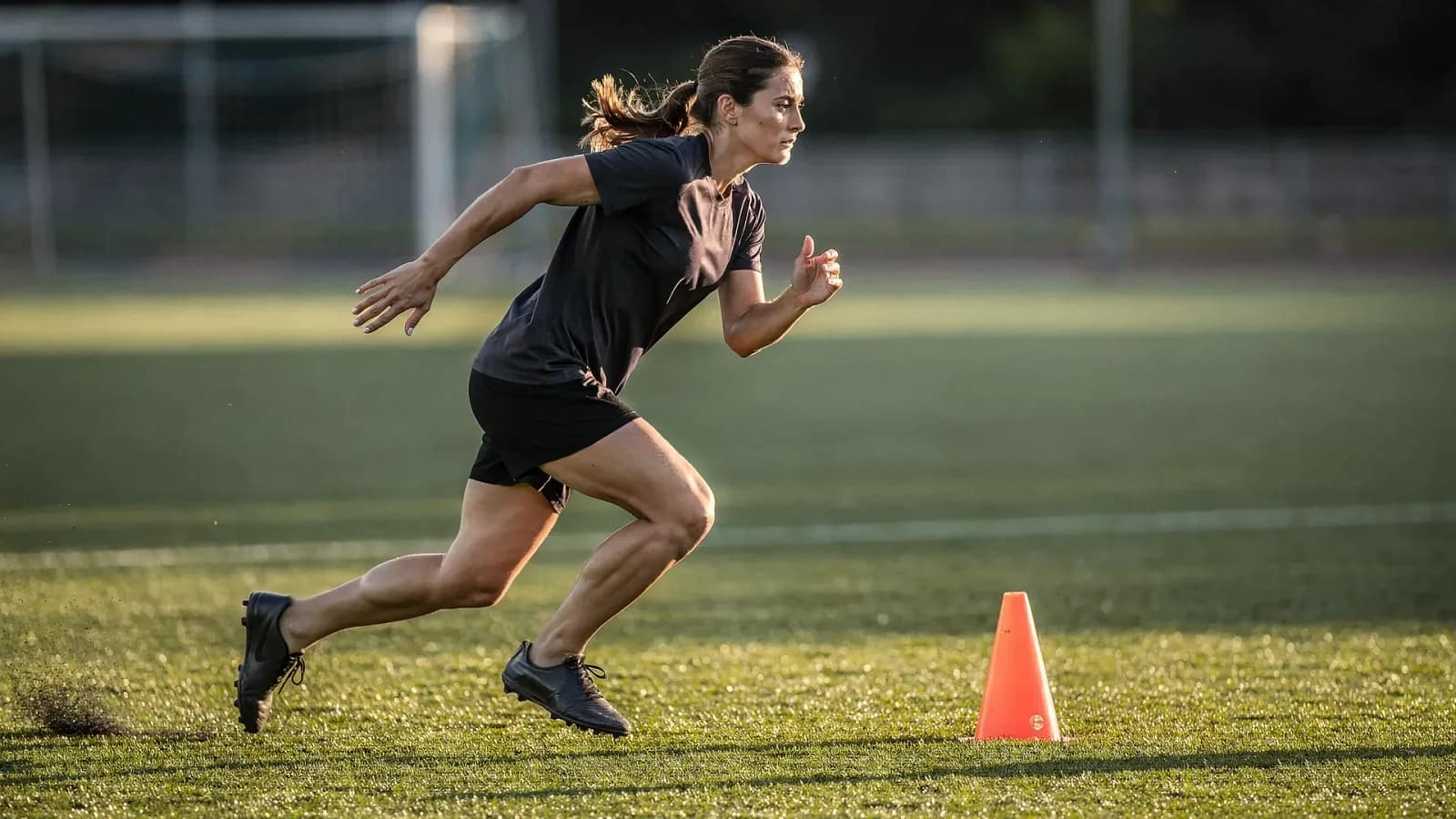 Sportler trainiert explosive Kraft im Studio